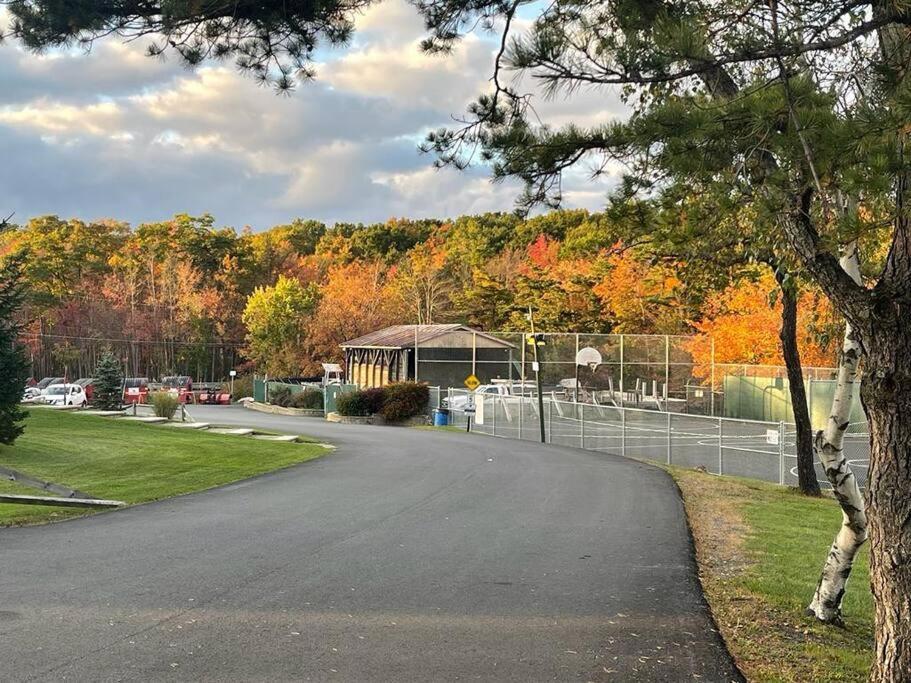 Cheerful Pocono Home Away From Home Albrightsville Εξωτερικό φωτογραφία
